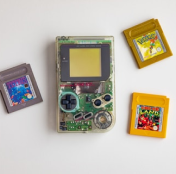 um gameboy com 3 jogos