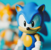 imagem de um boneco do sonic com um do tails fora de foco