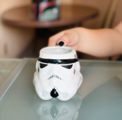 segurador de caneta branco em formato de capacete de storm trooper